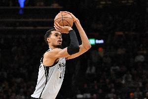 全是三分对飚~马刺雄鹿第三节外线接连发炮 文班迎射特纳打停雄鹿