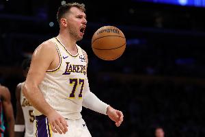 延续手感！湖人第一节三分12投7中 东契奇个人4中3