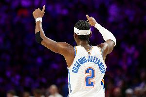 什么球都来了！亚历山大漂亮摆脱 突破对抗转身“醉拳式”上篮！