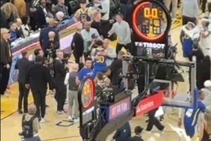 喜提胜利！小吧直击：终场哨响后库里与尼克斯教练及球员拥抱互动