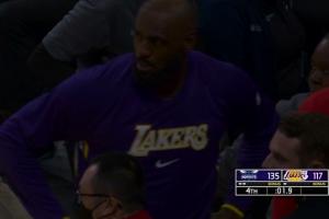 比赛最后2秒钟 詹姆斯起身看了一眼球场&随后直接返回球员通道