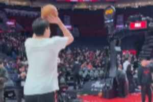 杨瀚森赛前进行三分训练 出手的速率明显快了很多