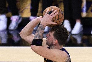 希望保持！东契奇过去两场三分：9中5和11中6 合计20中11