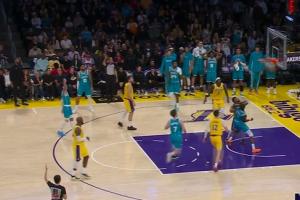 三球连进两个三分&下半场已进8个三分直接浇灭湖人反扑火焰