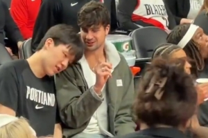 聊啥呢？杨瀚森场边和阿夫迪亚有说有笑 还靠了下对方的肩膀