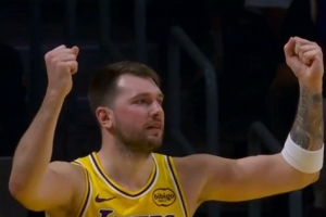 好不容易有个哨！东契奇强投命中并造迪亚巴特犯规 但加罚飞了