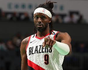 复出状态很不错！上半场最后一攻 格兰特篮下1打4突破上篮命中