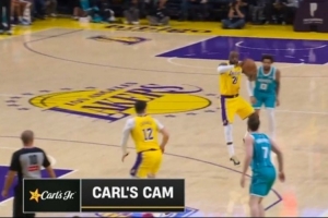 老头有经验！詹姆斯预判飞身抢断&横传东契奇 不停球找斯玛特三分