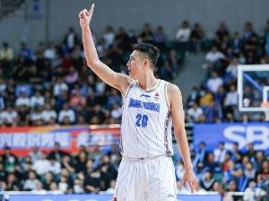 媒体人：翟晓川巅峰时也不以单打而著称 这场实在没人只能自己上