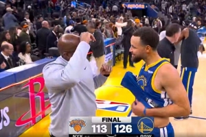 功勋助教！迈克·布朗赛后和库里追梦拥抱 追梦像个孩子抱半天