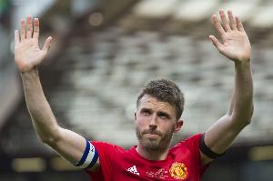 命运重逢！卡里克曾参与30人曼市德比混战，在冲突中爆粗劝架