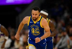 勇记：库里股四头肌挫伤 赛后在通道一瘸一拐&显得有些疼痛