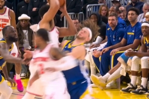 看着很疼！波杰姆斯基追防被唐斯肘扫到面部倒地 吹后者进攻犯规