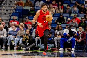 一飞冲天！夏普反击送妙传 卡马拉起飞滑翔单臂爆筐