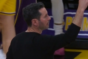 詹姆斯脱手黄蜂拼抢出界裁判吹后场球 雷迪克挑战成功拿回球权