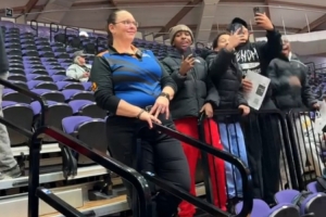 波特兰当地网红现场教小球迷中文 大喊“杨瀚森加油”