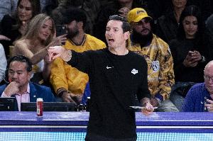 雷迪克：我们的防守有些迟疑 因惧怕被突破防守站位离对手太远