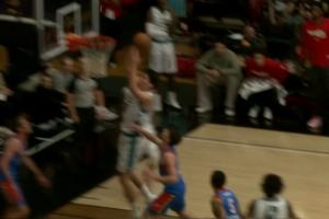 杨瀚森积极上抢 拿到前场板轻松上篮得手 半节6分4板1帽