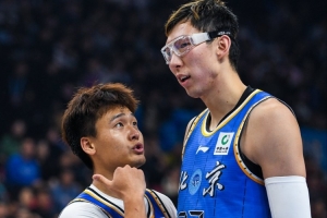 本赛季周琦状态不错是内线大闸 主力接连伤停 北京遭遇伤病潮