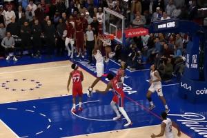 太刺激了！泰森助攻莫布里扣篮准绝杀！马克西超远三分反绝杀不进