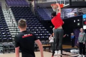 小吧现场直击杨瀚森G联盟 早早到场单独热身了很久 体态很轻盈啊