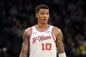 心态崩了！小贾巴里·史密斯冲击内线 半空篮但还是上丢了