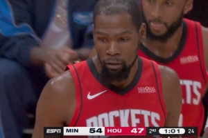 苦苦支撑！杜兰特反击急停后仰 迎着防守强投打成2+1