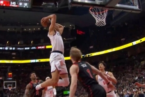 年轻人真能蹦！科比·桑德斯沿底线突破双手暴力砸扣