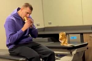 真香！约基奇首次品尝墨西哥卷饼 12年前他在🌮广告中被选中！