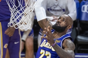 夸梅：如果年龄是詹姆斯不能回防的理由 那他怎么还能隔人扣篮？