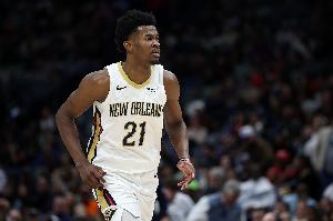 上头了！锡安强攻出手 球还在篮筐上方时米西补篮被吹进攻干扰球