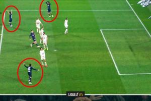 艺术品！登贝莱神仙挑射技惊四座，队友现场目睹震撼抱头+庆祝