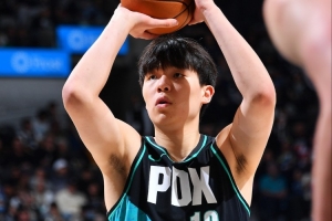 解说：小杨今天更有统治力&有“森尼尔”感觉 明天打湖人能登场吗