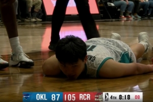 小防大！对手下三路使绊子对抗中放倒杨瀚森 后者趴在地上有点萌~