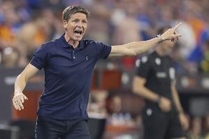 赛前卖队长！格拉斯纳开炮：夏天埃泽，现在是格伊，你让我咋办？