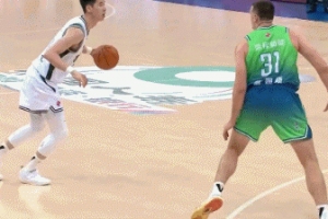 造到了但没罚进！郭昊文点起詹姆斯贴上去造三分犯规 但3罚仅1中