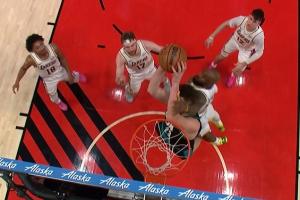 詹姆斯盖帽不慎打到克林根头部 升级一级恶犯！