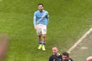 曾扬言杀死曼联！谢尔基赛后遭曼联球迷集体嘲讽，微笑低头离场