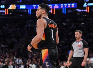 带伤作战！奥特：布克总把自己放在最前线 不知该如何形容其贡献