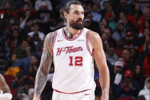 希望无大碍！亚当斯末节伤退  离场前拿到5分10板2助&5前场板