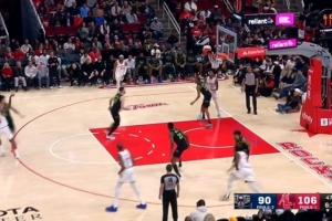 根本停不下来！小史密斯弧顶再中第七记三分球 继续刷新纪录