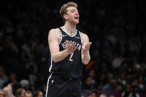 晚了一点点！沃尔夫抢断后随即扔出半场三分命中 但超时在先