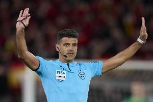 45场12红！世体：巴萨是曼萨诺执法生涯染红最多球队，梅西在列