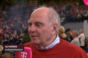 赫内斯：我们此前被嘲笑阵容太单薄 但现在11分领跑而且卡尔崛起