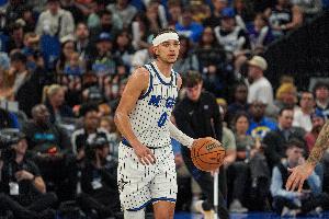 裁判背锅！班凯罗四分卫长传 布莱克反击撞到裁判摔倒 球出界失误