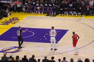 东契奇造进攻犯规被改判+连续被帽2个 怒喷裁判干扰球被吹技犯