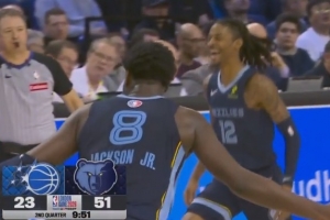 跌跌撞撞也能进！莫兰特喂饼JJJ上篮命中 灰熊11-0领先到28分！