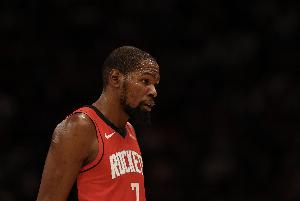 杜兰特半场4中3得8分1板4助 距历史总得分超越德克仅差9分