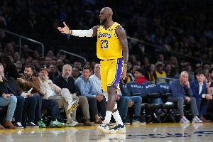 41岁老头划水？詹姆斯本季背靠背场均打32分钟得27.5分6.5板8.5助