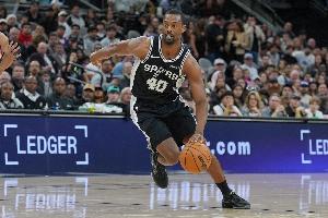 外线开炮！哈里森·巴恩斯三分命中 率队打停活塞